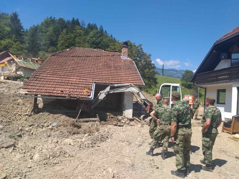 Read more about the article СРПСКИ ВОЈНИЦИ ПОМАЖУ НАРОДУ СЛОВЕНИЈЕ У САНАЦИЈИ ШТЕТЕ ОД ПОПЛАВА
