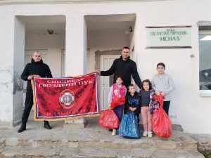 Read more about the article ТРАДИЦИОНАЛНО, КАО И СВАКЕ ГОДИНЕ ВОЈНИ СИНДИКАТ ГВОЗДЕНИ ПУК ОБРАДОВАО И ДЕЦУ ПЛАНИНСКЕ ШКОЛЕ У ТОВРЉАНУ НОВОГОДИШЊИМ ПАКЕТИЋИМА