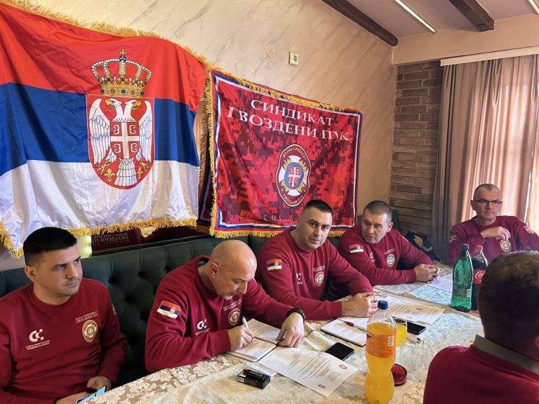 Read more about the article ОДРЖАНА ЈЕ ВАНРЕДНА СКУПШТИНА ВОЈНОГ СИНДИКАТА ГВОЗДЕНИ ПУК У ПРОКУПЉУ ЗБОГ ПРОГОНА СИНДИКАЛНИХ ПРЕДСТАВНИКА И ЧЛАНОВА СИНДИКАТА