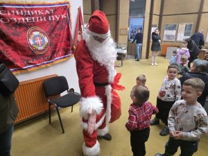 Read more about the article ПОДЕЛА НОВОГОДИШЊИХ ПАКЕТИЋА ДЕЦИ ЧЛАНОВА ВОЈНОГ СИНДИКАТА ГВОЗДЕНИ ПУК