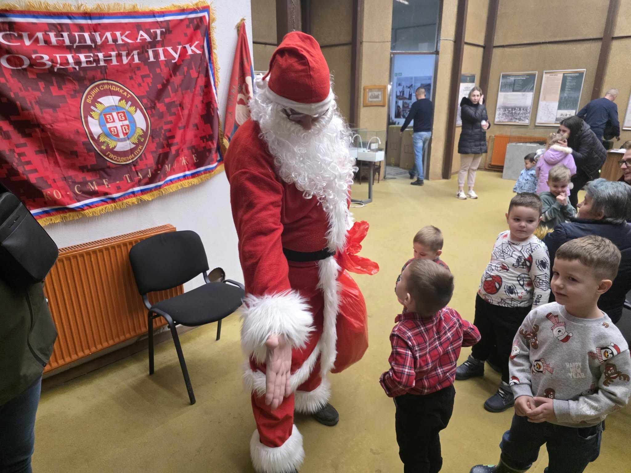 You are currently viewing ПОДЕЛА НОВОГОДИШЊИХ ПАКЕТИЋА ДЕЦИ ЧЛАНОВА ВОЈНОГ СИНДИКАТА ГВОЗДЕНИ ПУК